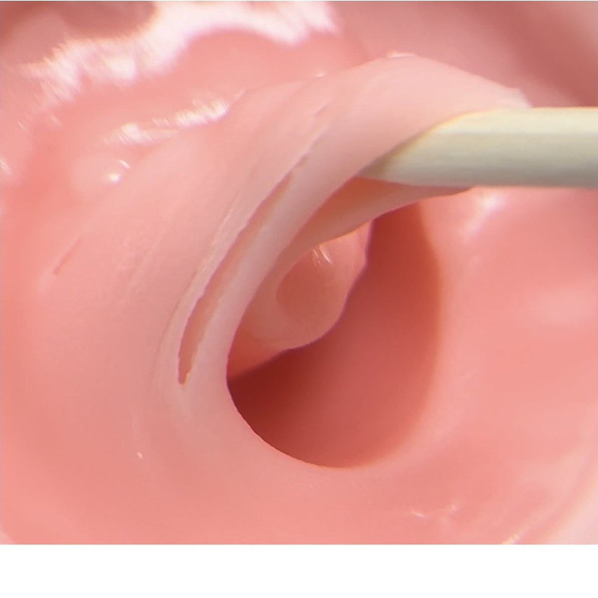 Gros plan de la texture rose du Polygel Babyboomer CHRIIS‑ESTHETIC