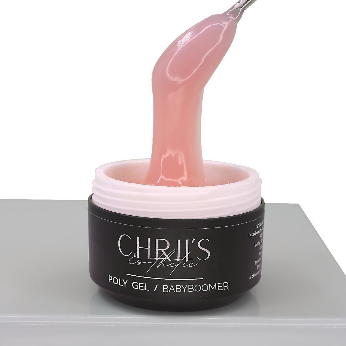 Polygel Babyboomer CHRIIS‑ESTHETIC prélevé dans son pot, montrant sa teinte rose douce