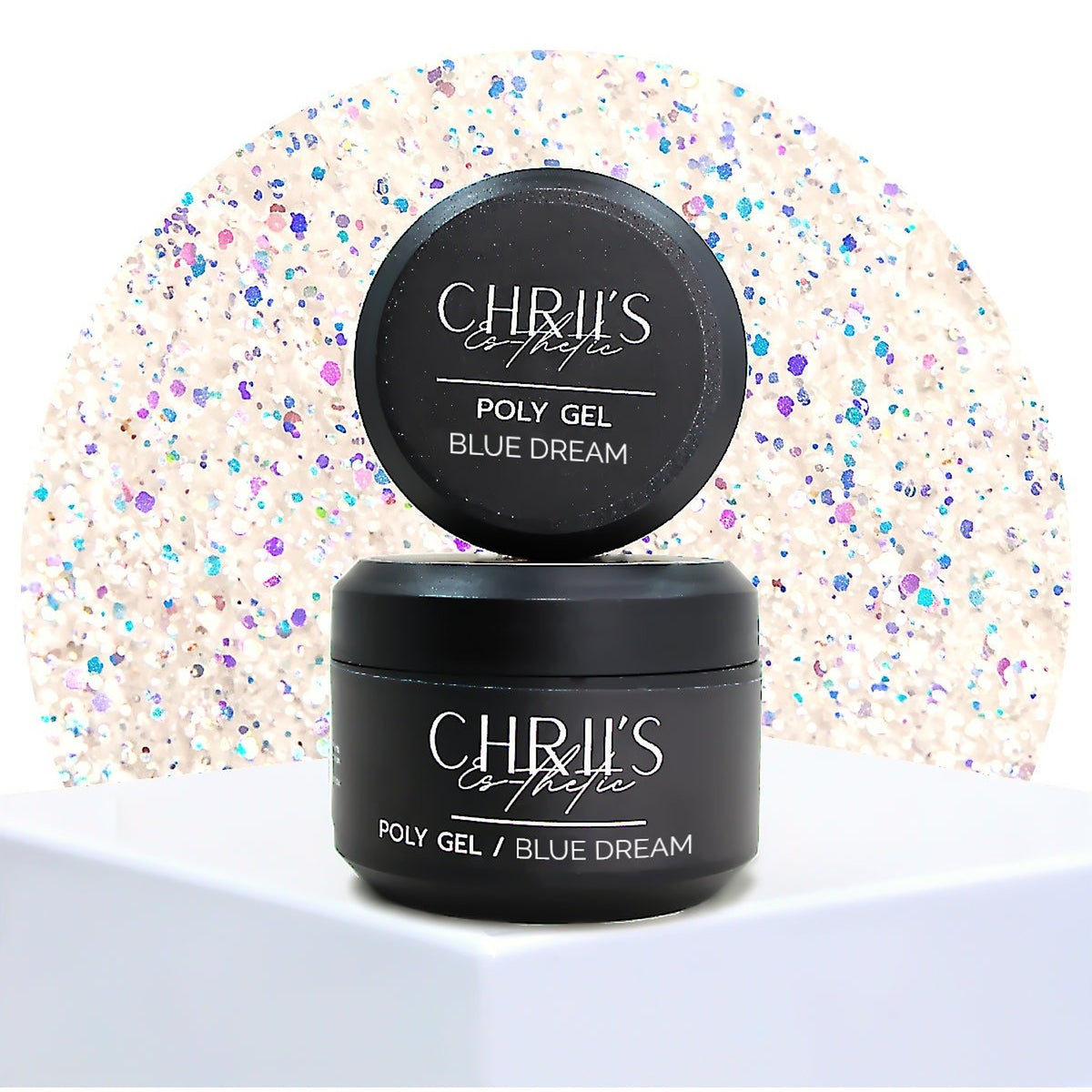 Pot de polygel Blue Dream CHRIIS‑ESTHETIC devant un aperçu de sa teinte claire à paillettes multicolores.