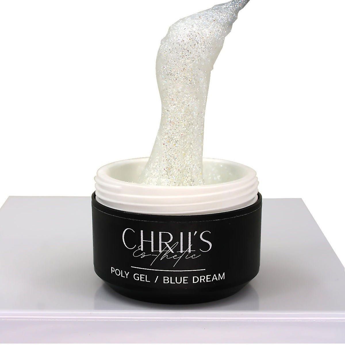 Gros plan de la texture claire et scintillante du polygel Blue Dream CHRIIS‑ESTHETIC.