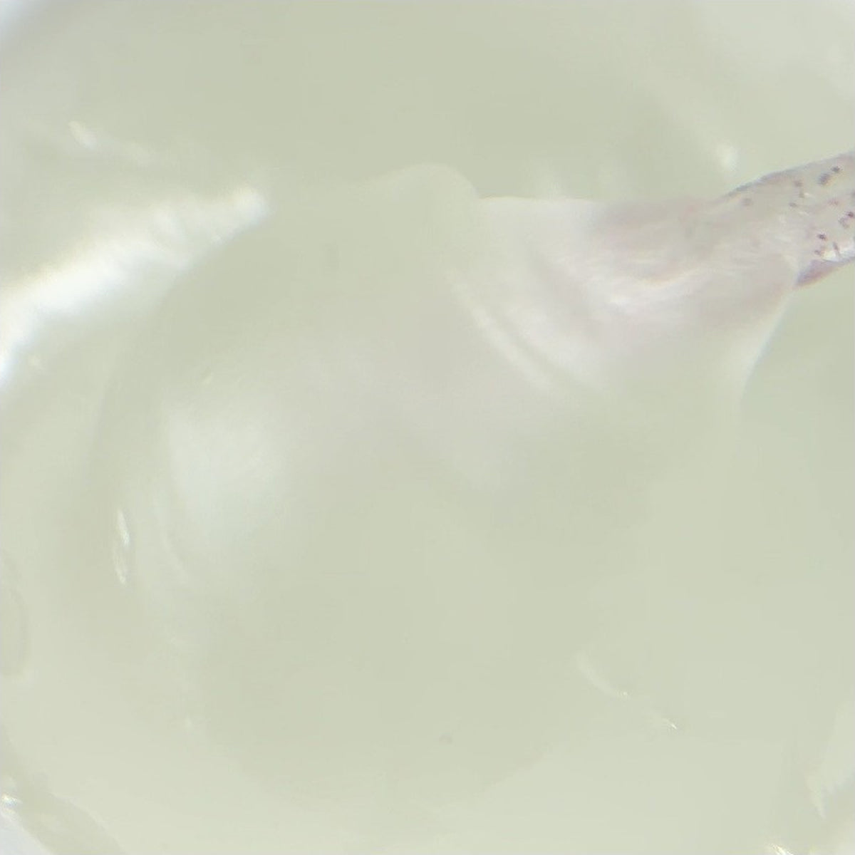 Gros plan de la texture translucide du Polygel Clear CHRIIS‑ESTHETIC