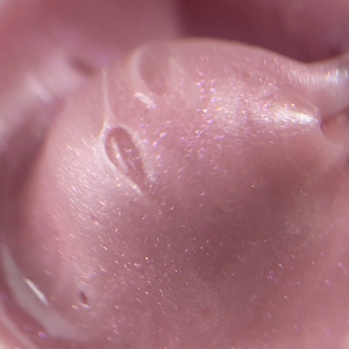 Polygel Lila Glitter CHRIIS‑ESTHETIC prélevé dans son pot, montrant ses reflets scintillants
