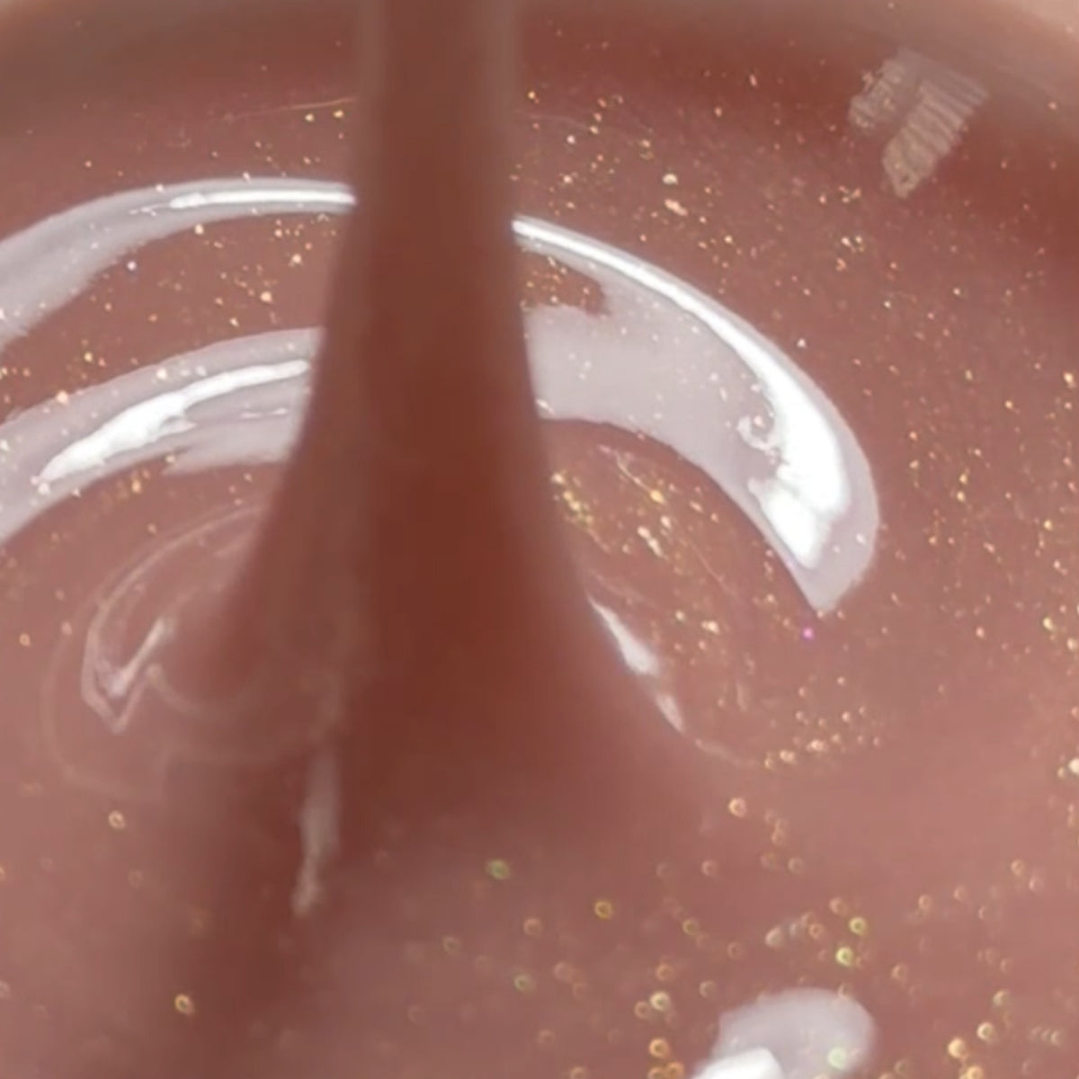 Gros plan sur la texture rose brun pailletée du polygel liquide Honey Spice CHRIIS-ESTHETIC