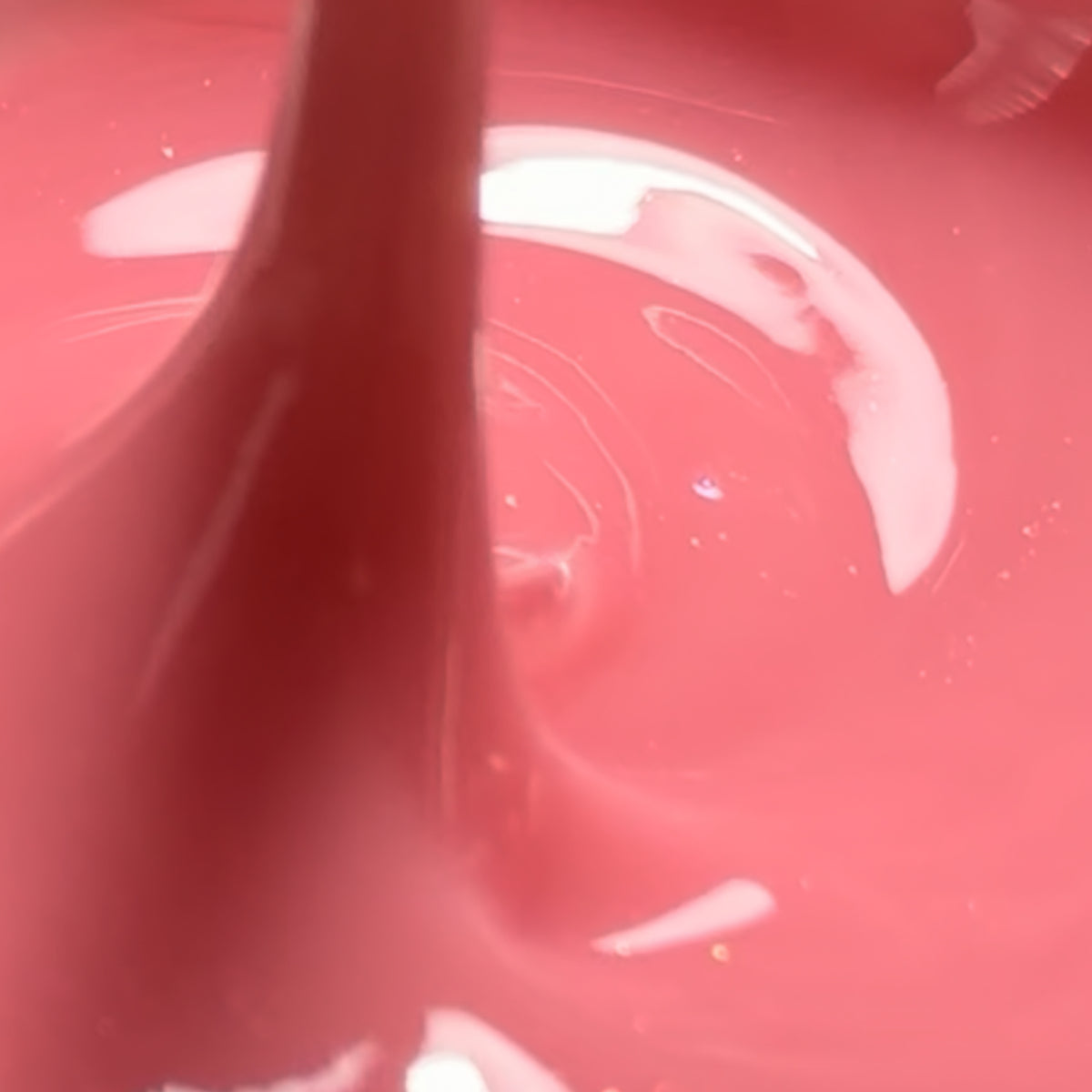 Gros plan de la texture rose du Polygel liquide Velvet Bloom CHRIIS‑ESTHETIC, chez mon style mes ongles a quebec