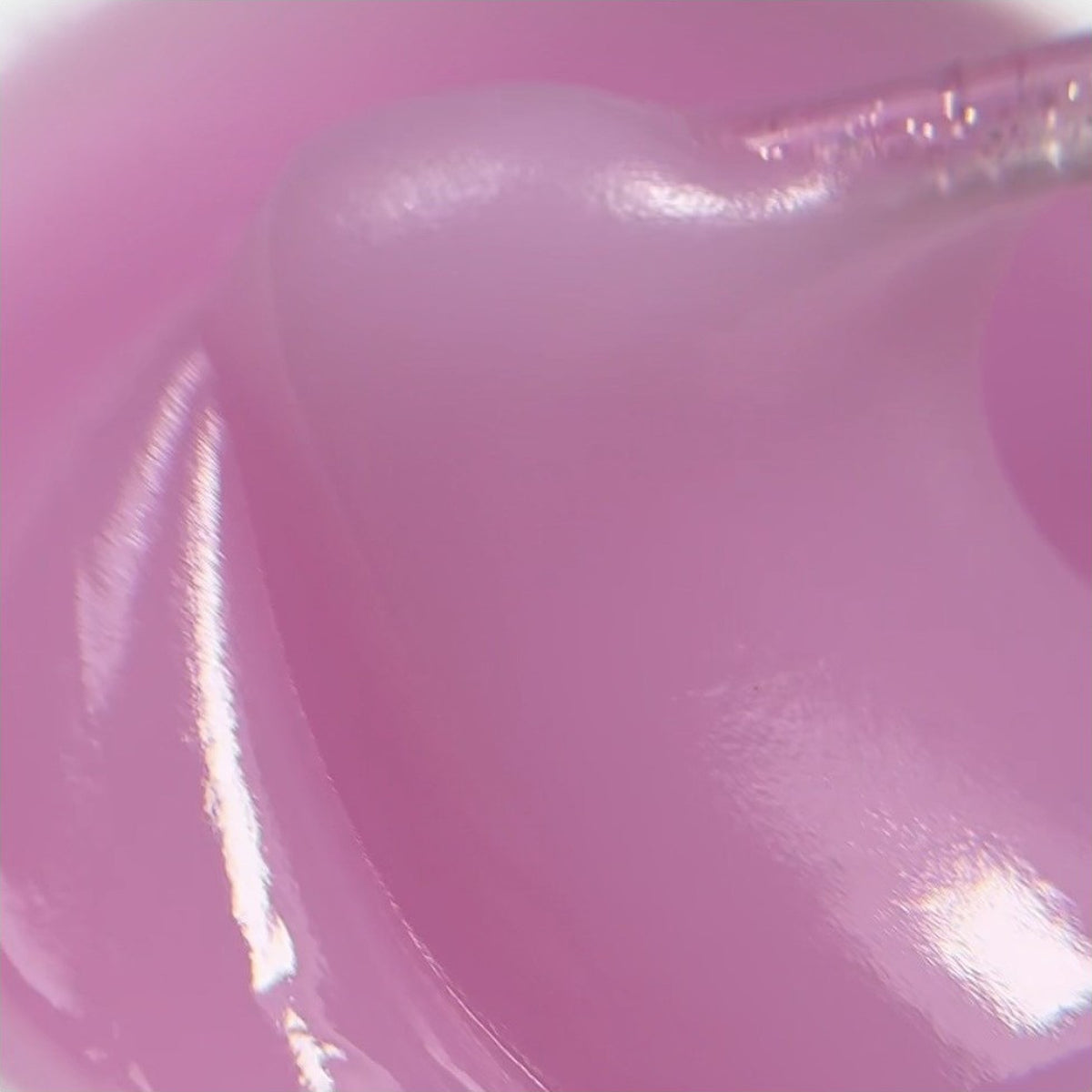 Polygel Milky Pink CHRIIS‑ESTHETIC prélevé dans son pot, montrant sa couleur rose laiteux, acrygel en pot 