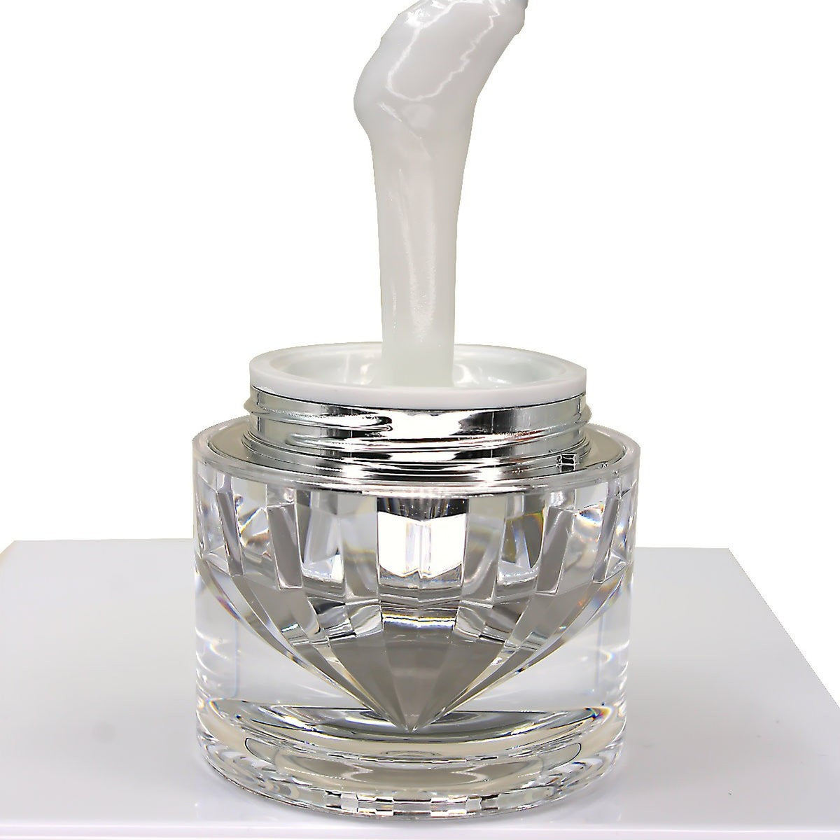 Polygel Milky White CHRIIS‑ESTHETIC prélevé dans son pot, montrant sa texture épaisse, mon style mes ongles