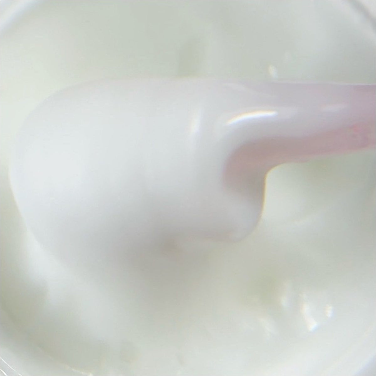 Polygel Milky White CHRIIS‑ESTHETIC prélevé dans son pot, montrant sa texture épaisse, acrygel, pour popits, mon style mes ongles