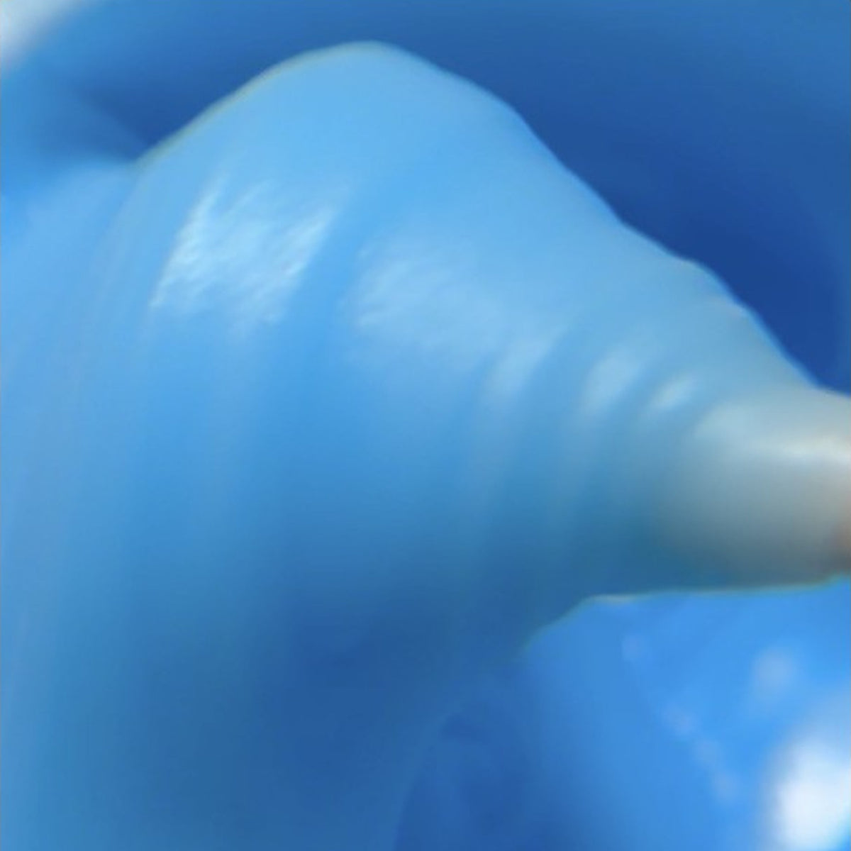 Polygel Pastel Blue CHRIIS‑ESTHETIC prélevé dans son pot, montrant sa couleur bleue