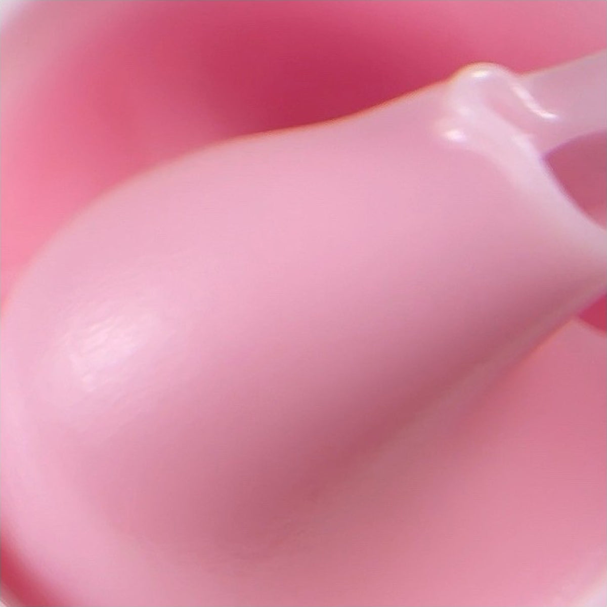 splash de  polygel Pastel Rosé CHRIIS-ESTHETIC avec gel rose sur une spatule