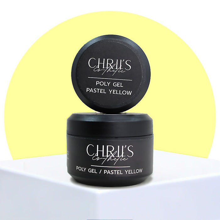 Polygel Pastel Yellow CHRIIS‑ESTHETIC prélevé dans son pot, montrant sa couleur jaune pastel