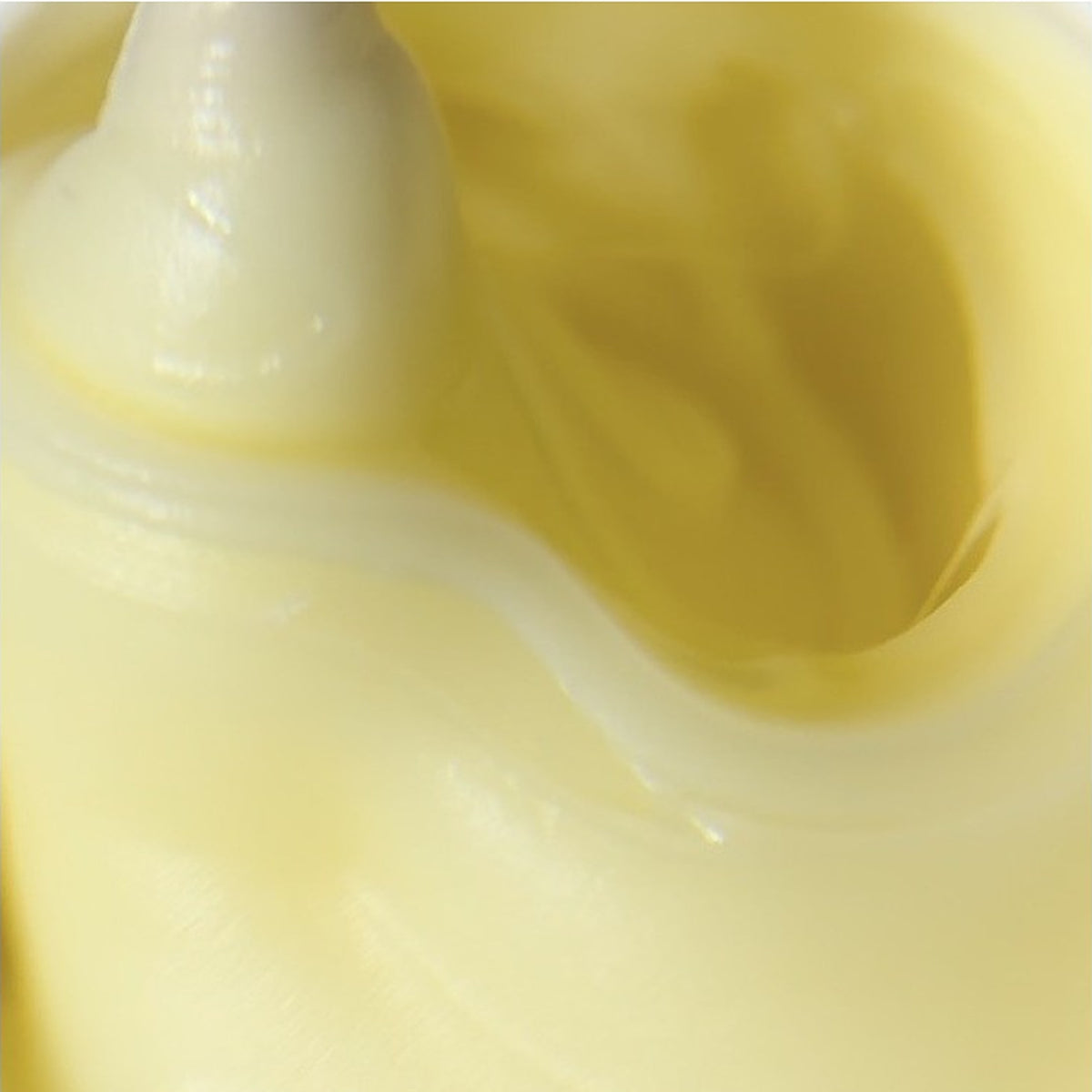 Gros plan de la texture jaune pastel du Polygel Pastel Yellow CHRIIS‑ESTHETIC, vendu chez mon style mes ongles