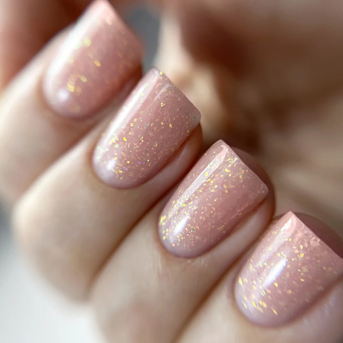 Manucure Strong Gel PNB 006 Moonstone – ongles nude rosé avec effet irisé brillant | Mon Style Mes Ongles Québec