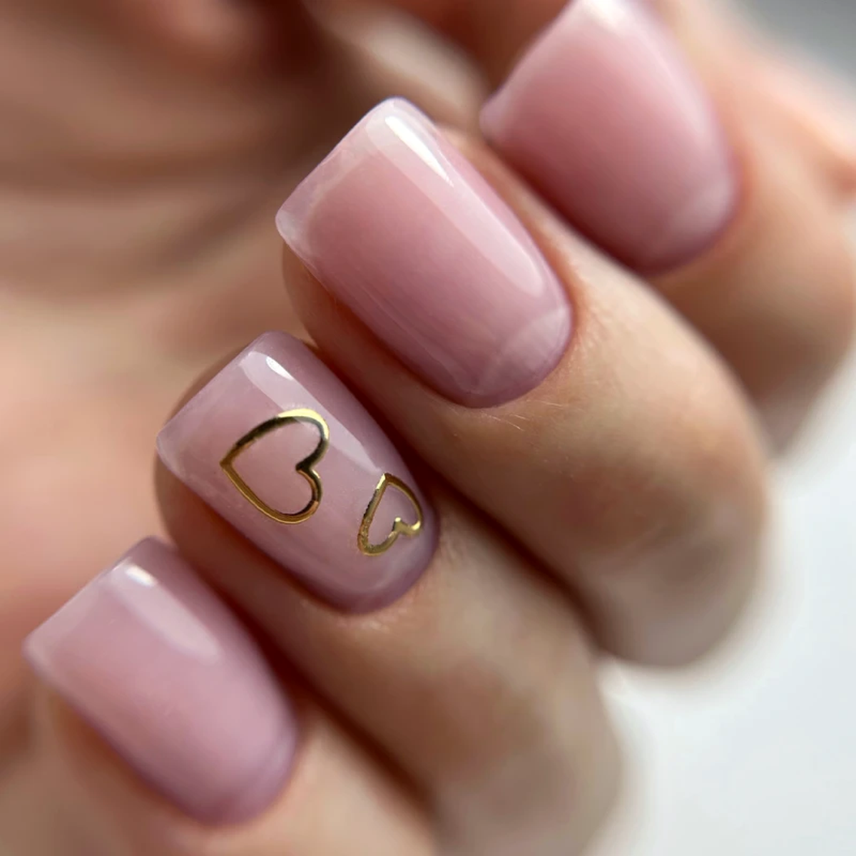 Manucure rose nude avec cœurs dorés réalisée avec gel PNB – pose professionnelle | Mon Style Mes Ongles Québec