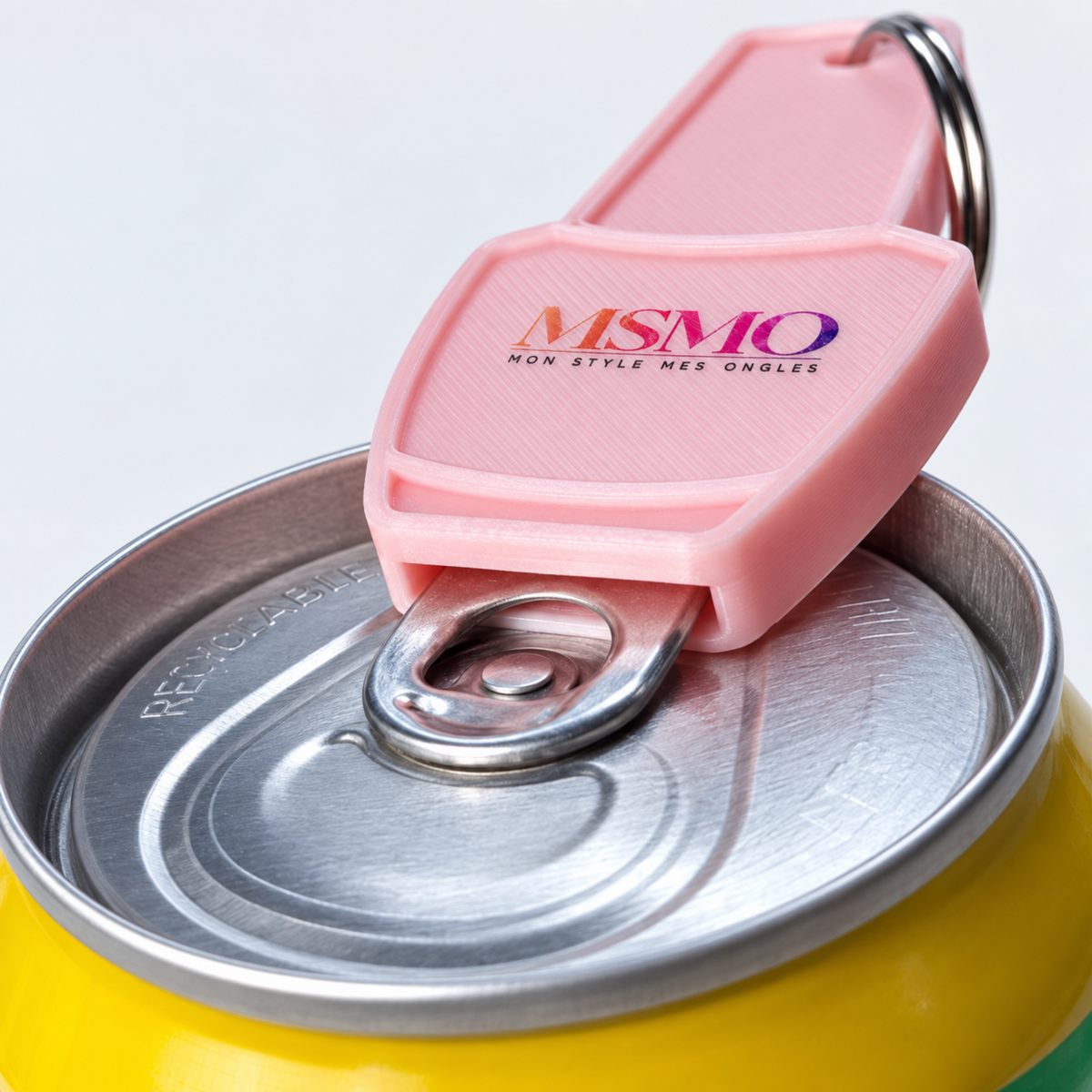 Porte-clés ouvre-canette rose Mon Style Mes Ongles accroché à un porte-clés