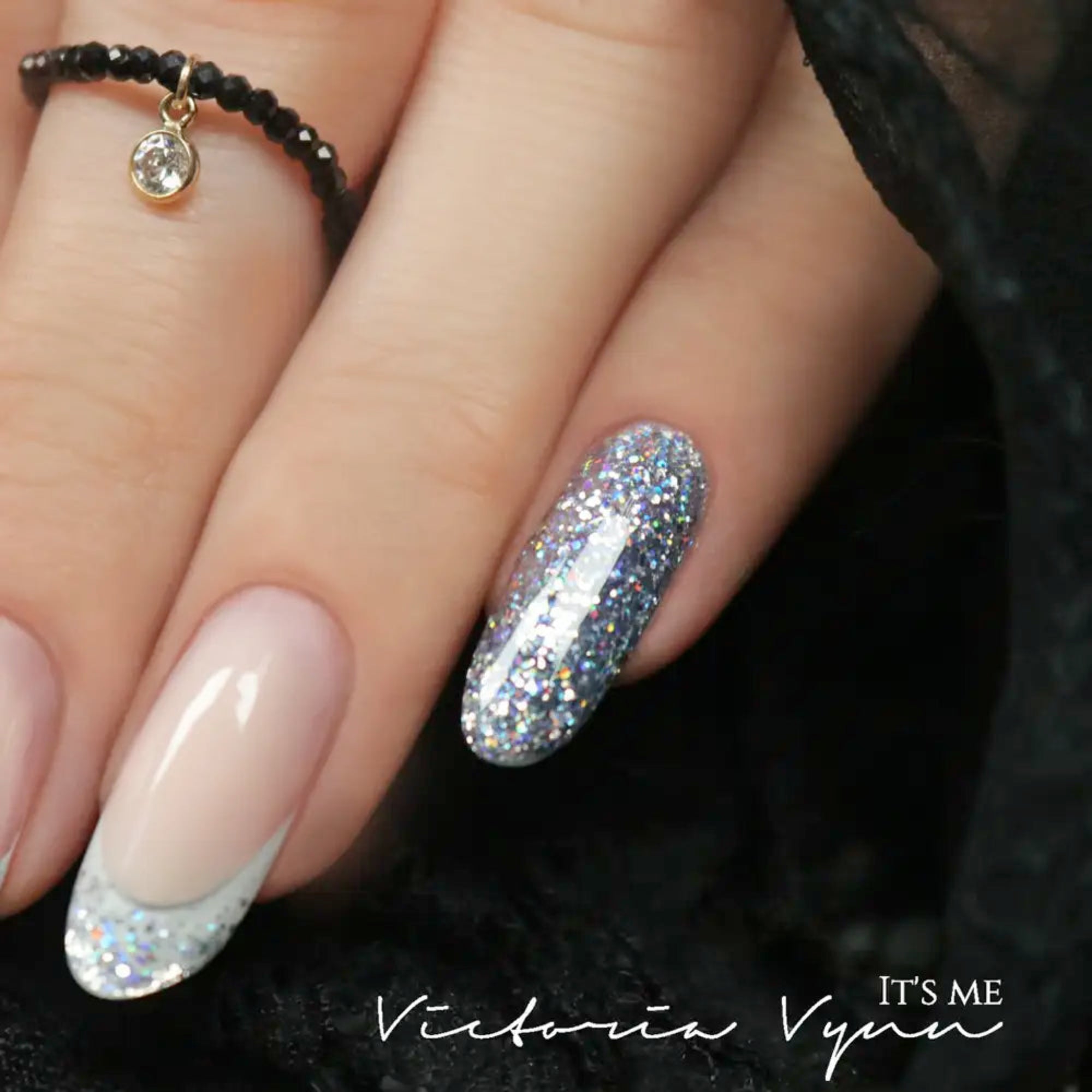 Vernis gel argent pailleté No. 225 Victoria Vynn – résultat sur ongle | Mon Style Mes Ongles Canada