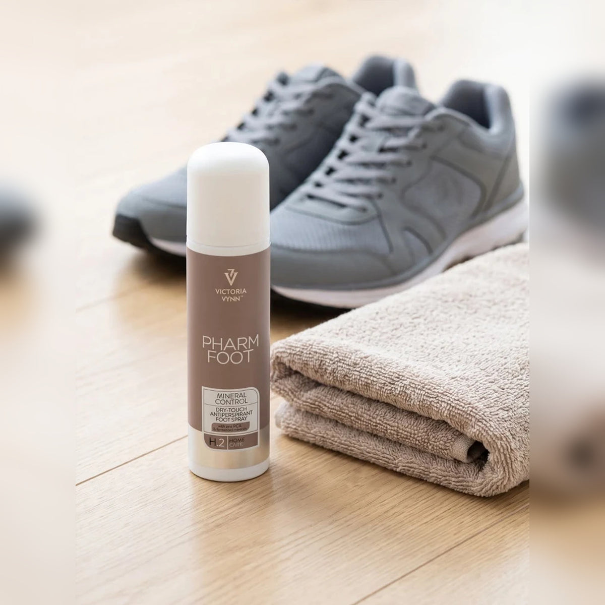 Vaporisateur pour les pieds Mineral Control Pharm Foot de Victoria Vynn, présenté avec des chaussures et une serviette.