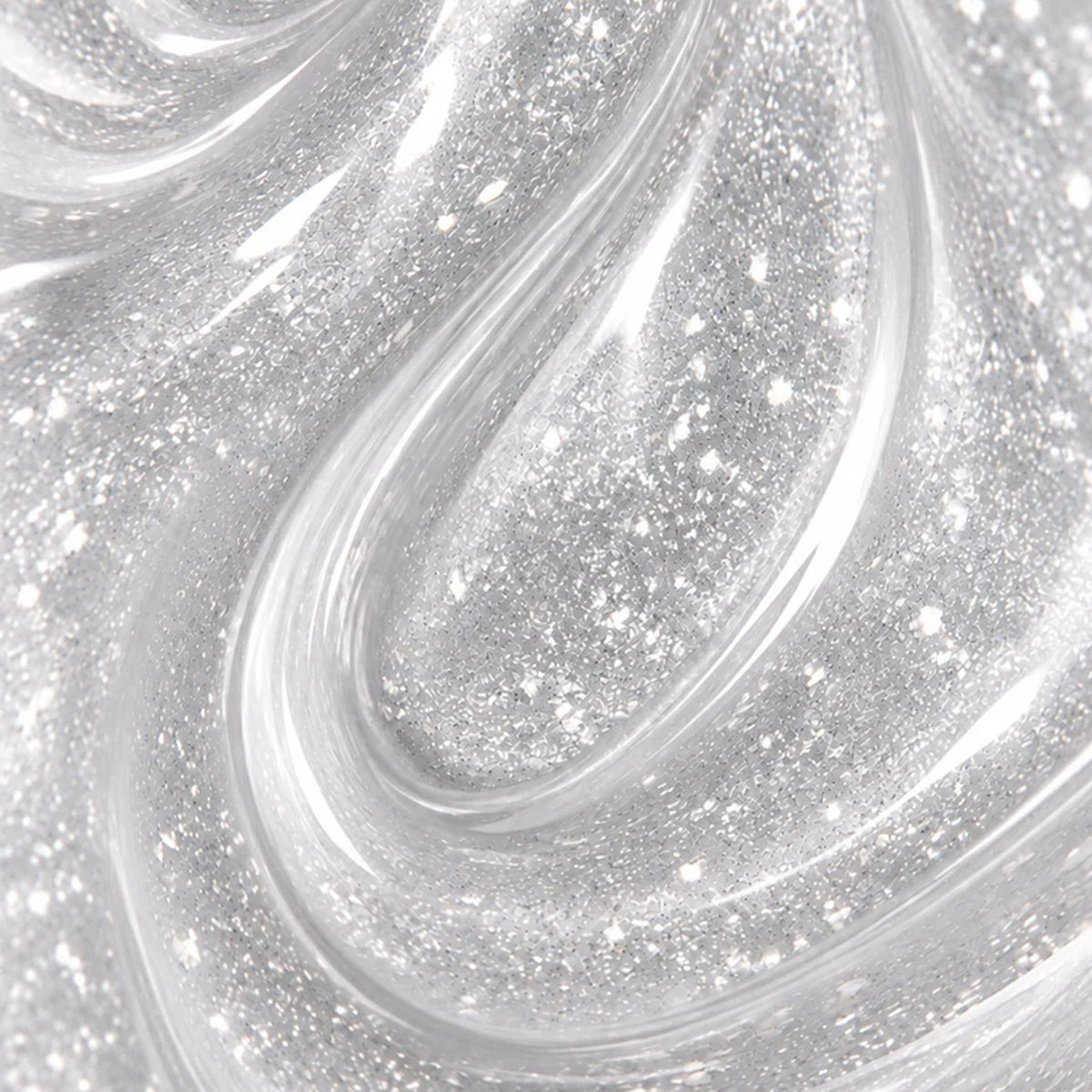 Gros plan sur la texture argentée scintillante du Top Starlit Silver de Victoria Vynn