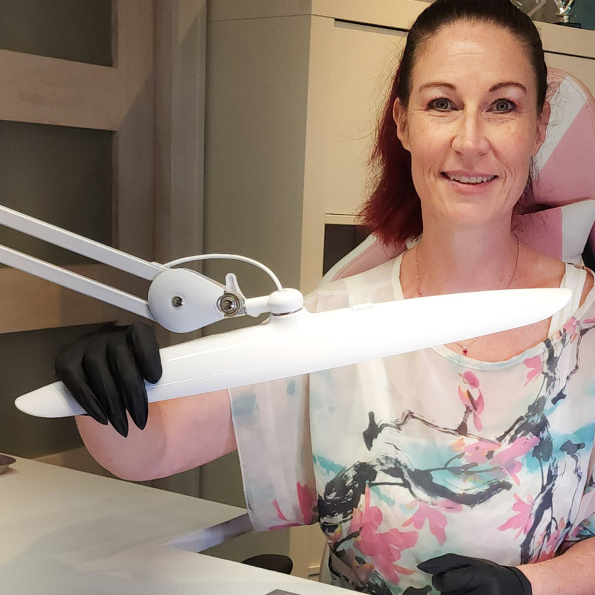 Démonstration de la lampe LED articulée pour éclairer une table de manucure.