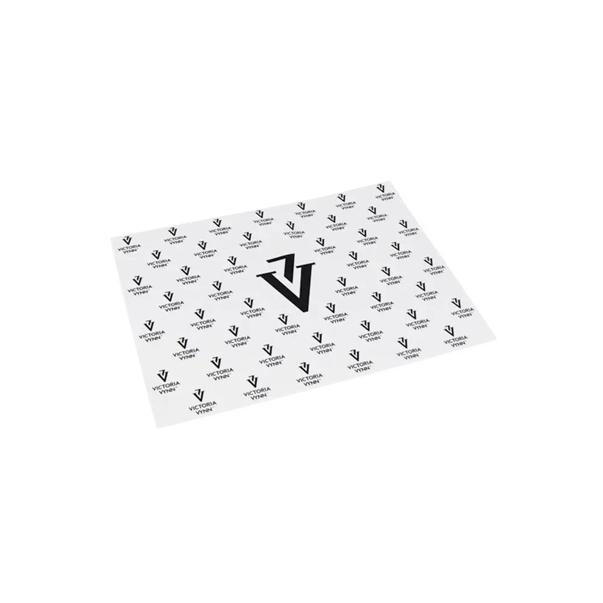 Tapis blanc en silicone Victoria Vynn portant un motif répété de logos noirs.