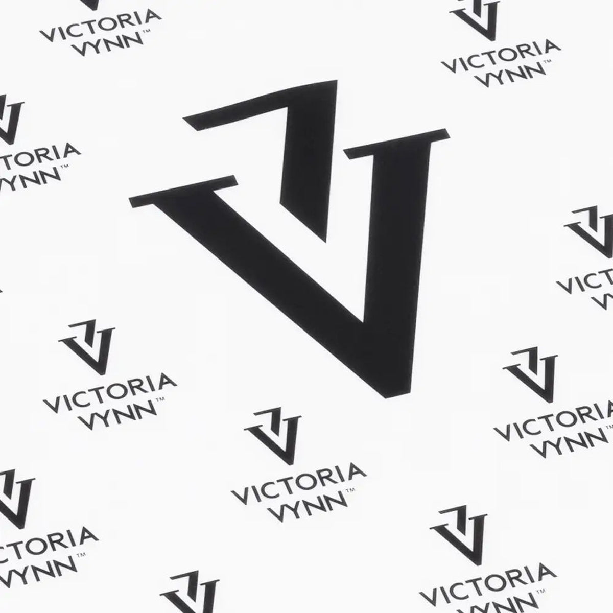 Détail du logo Victoria Vynn imprimé sur le tapis blanc en silicone.