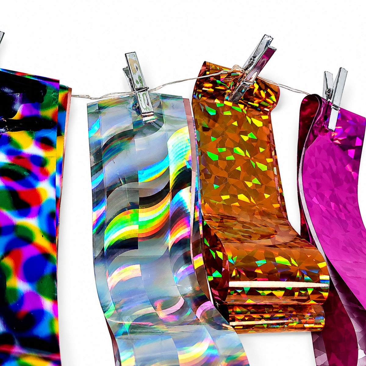 Feuilles de foil holographique multicolores présentées côte à côte.
