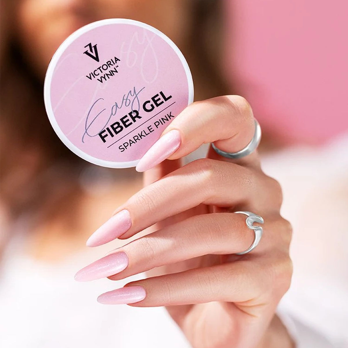 Manucure rose sur ongles longs en amande avec le pot de gel Easy Fiber Gel Victoria Vynn Sparkle Pink.