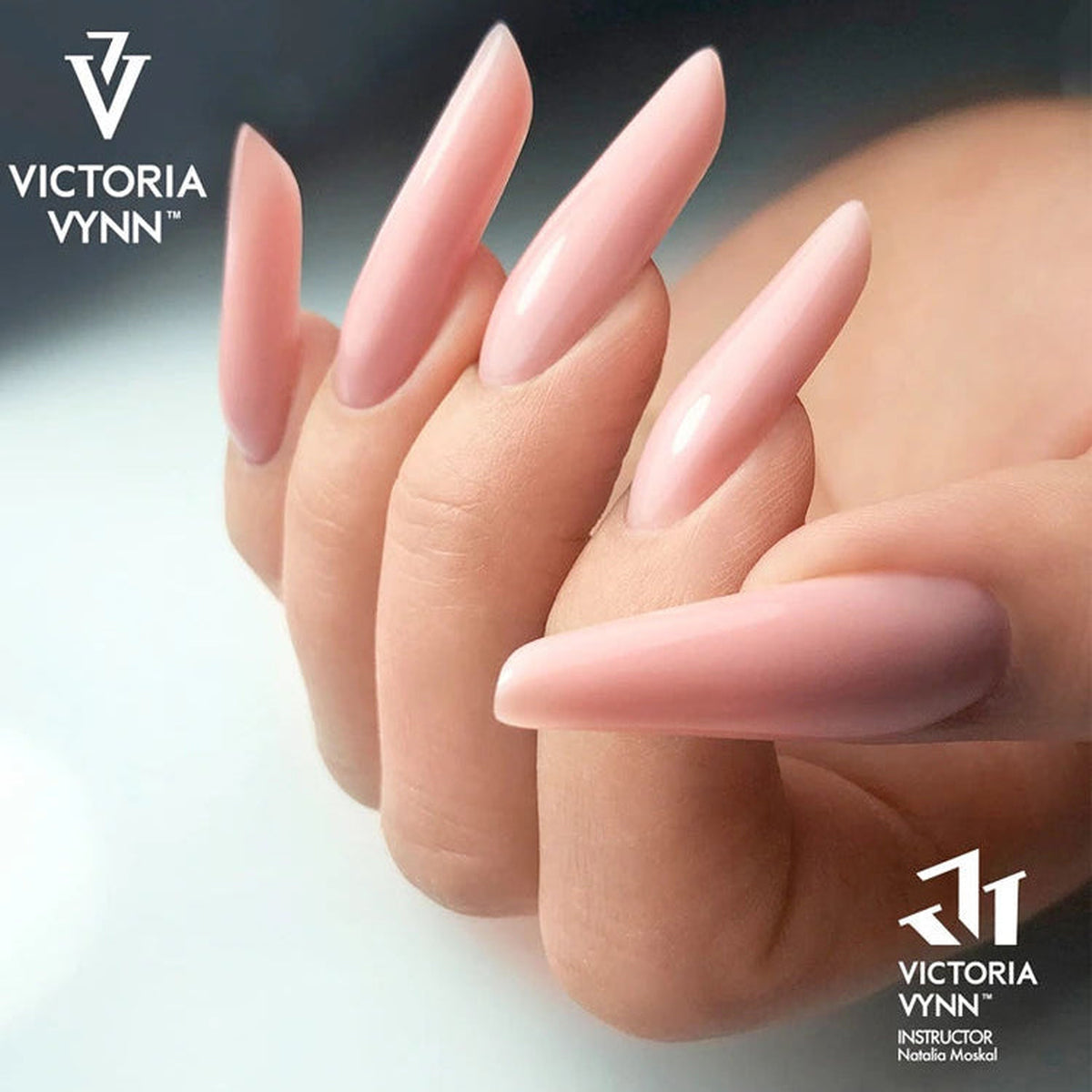 Extensions longues et effilées rose nude, présentées avec le Salon Build Gel Victoria Vynn.