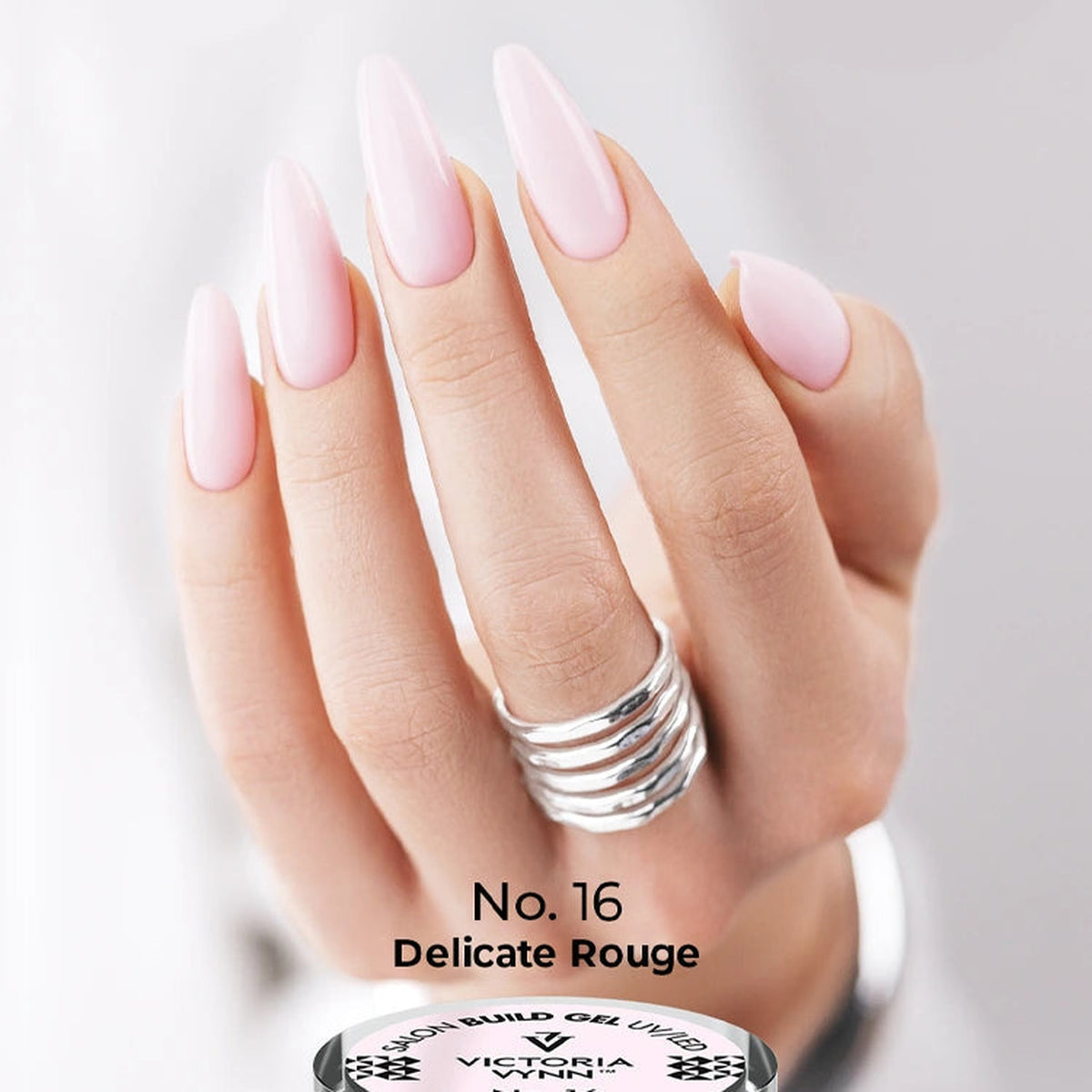 Manucure sur ongles longs en amande avec le Salon Build Gel Victoria Vynn no 16 Delicate Rouge.