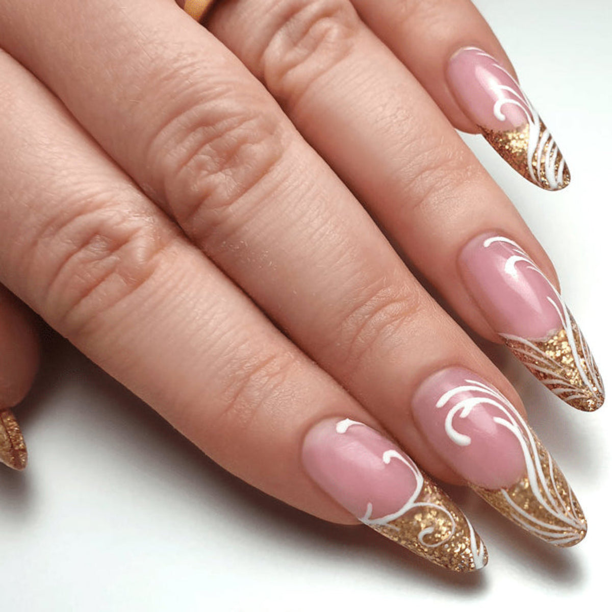 Vernis gel rose pailleté gold 224 Victoria Vynn – résultat sur ongle | Mon Style Mes Ongles Canada