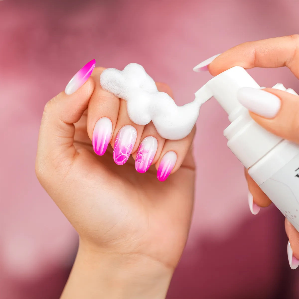 Flacon de mousse lavante pour les mains Senso Love Me de Victoria Vynn, présenté sur main